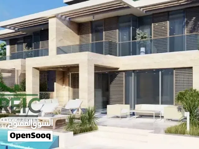 فيلا للبيع في مشروع South Med – الساحل الشمالي عيش رفاهية الساحل بإطلالة فريدة في واحدة من أرقى قرى