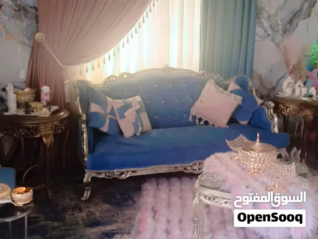 طقم كنب مصري تفصيل تسع مقاعد نيو كلاسيك وطاولة وسط بحااال الوكاله استخدام شهرين فقط