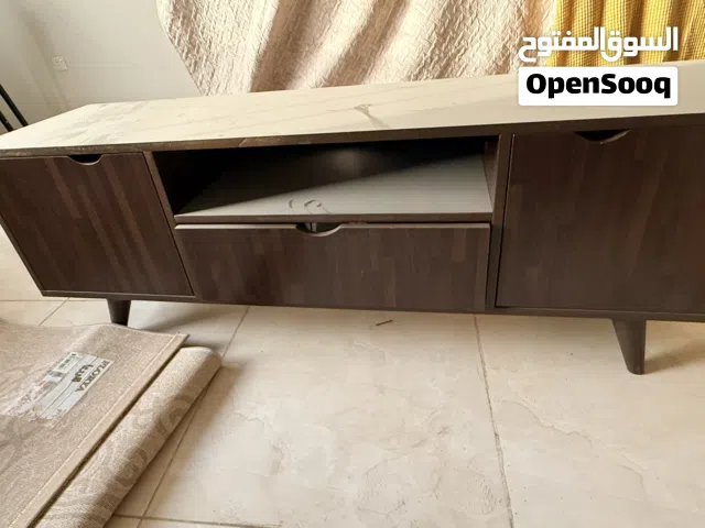 طاولة تلفزيون نظيفه جدا