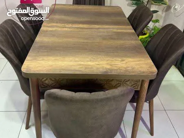 نقدم لكِ/لكِ طاولة طعام مستطيلة رائعة مع 6 كراسي، مصممة لتلبية جميع احتياجاتكِ/احتياجاتكِ