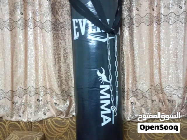 كيس ملاكمة + قفاز ملاكمة ما استعملتهم تقريباً والسبب اصابة بالمفصل