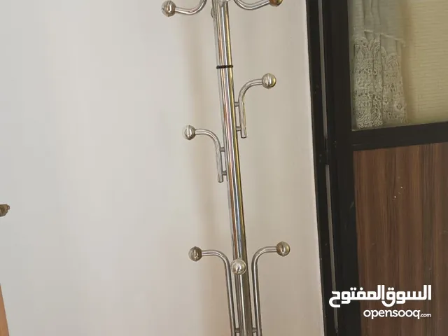 ادوات منزلية مختلفة رفوف مكتبية