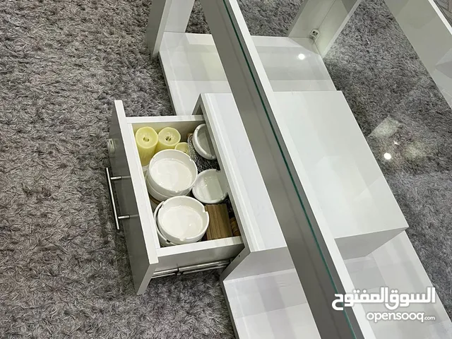 طاوله وسط لون ابيض بحاله ممتازه جدا عرض 60 سم وطول 120سم فيها جرار وعليها لوح زجاج تفصيل