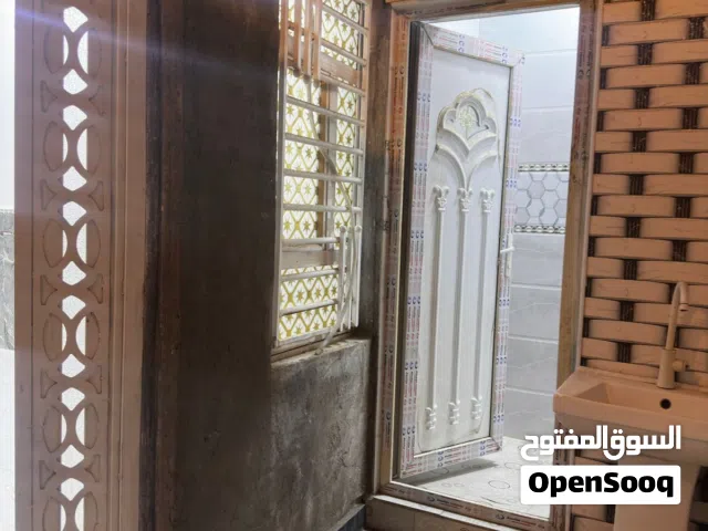 الايجار الايجار  دار سكن 2025 جديد  يقع في القبله مقابل تقاطع زيتون  يتكون من غرفه +صاله + موزع + كر