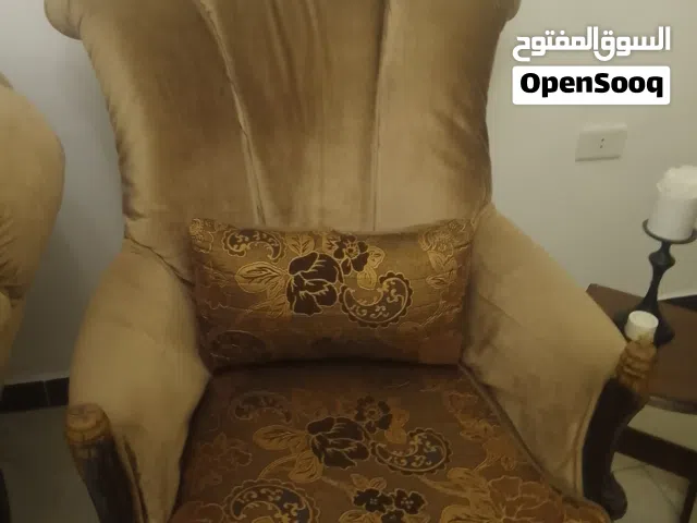 طقم كنب كلاسيكي فاخر للبيع طقم أنيق بتصميم كلاسيكي مميز، مصنوع من خشب الزان الطبيعي