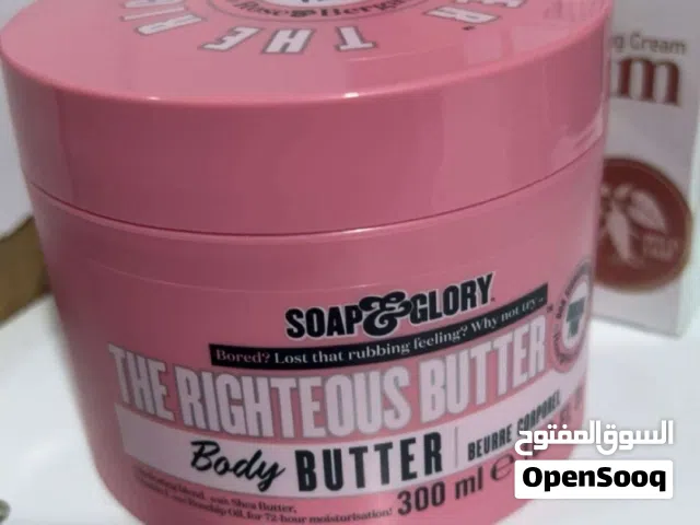 ماركة بريطاني soap&glory موجود بل رائحه قويه و مميزة