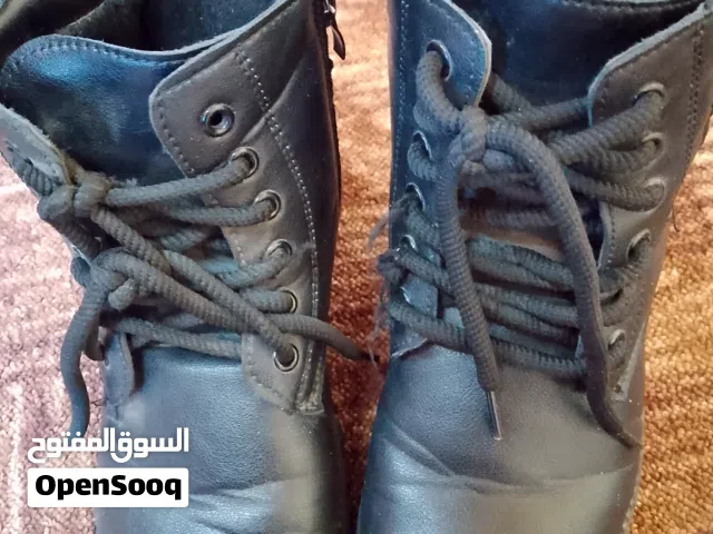 بوت ابيض لا اطفال