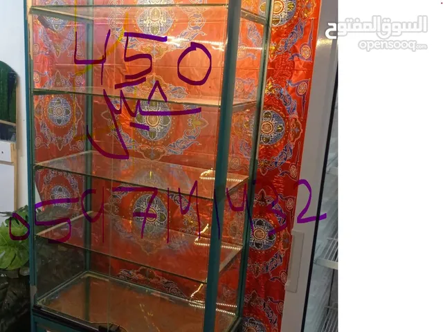 للبيع بأسعار مميزة جدا بسبب عدم التفرغ ..كاونتر كوكتيل وثلاجة عرض مضيئة وباترينا مضيئة