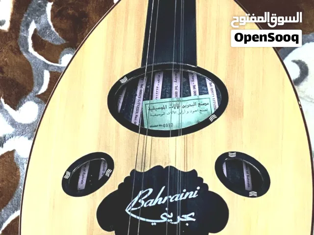 عود بحريني بحالة جيدة  صوته جميل وله زخرفه روعه