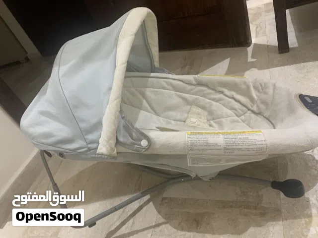 سرير اطفال هزاز ( يعمل على البطاريات)