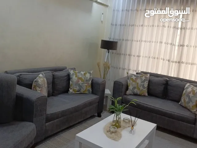 كنب أمريكي تفصيل للبيع بحالة ممتازة يتكون من 9 مقاعد بالإضافة إلى كوشنز خشب سويد 4