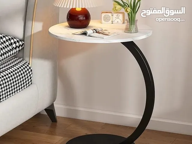 طاولة جانبية مستديرة على شكل حرف C، الحل المثالي لكل مكان! رح تغنيكي عن السكملي التقليدية.