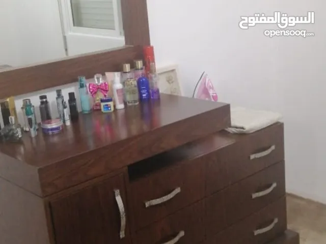 غرفة نوم بحالة جيدة جدا للبيع