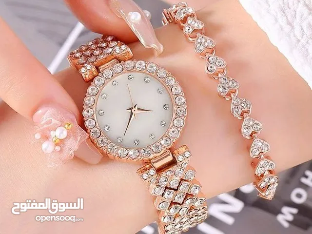 بوكس سيت ساعة نسائي مرصع بالكرستال اللون ذهبي يحتوي على. ساعة و سوار طلاء ثابت