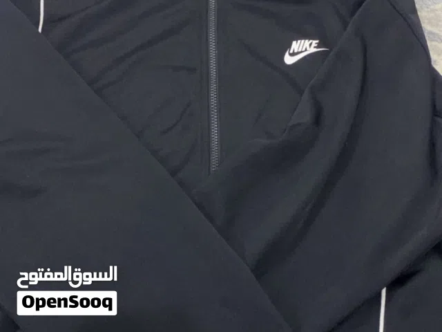 جاكيت Nike رياضي اصلي لون اسود بسحاب كامل خفيف و مريح للرياضة والاستخدام اليومي الحالة ممتازة ونظيف
