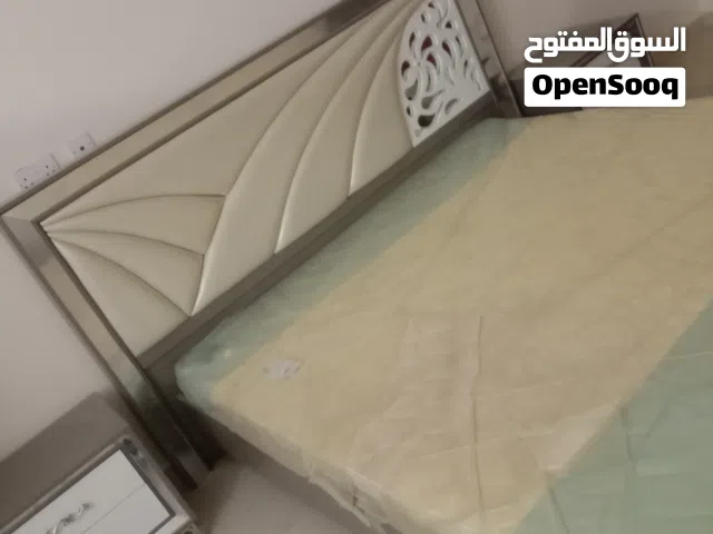 للبيع سرير وكبت وتسريحه