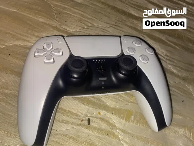 كنترولر بلايستيشن شبه جديده استعمال من اقوى مراحل النضافه اليده سليمه
