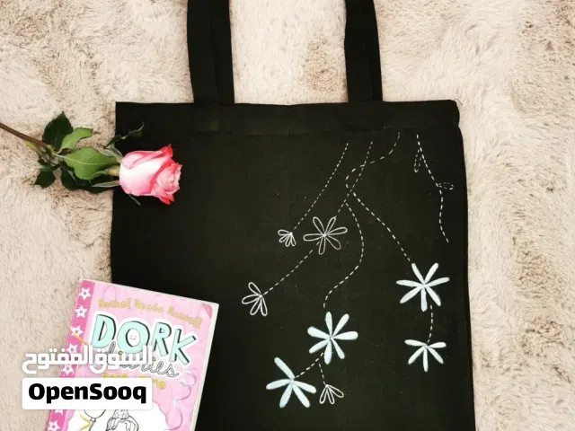 شنط يد قماشية متنوعة بعضها مطبوع وبعضها مرسوم  Printed tote bag