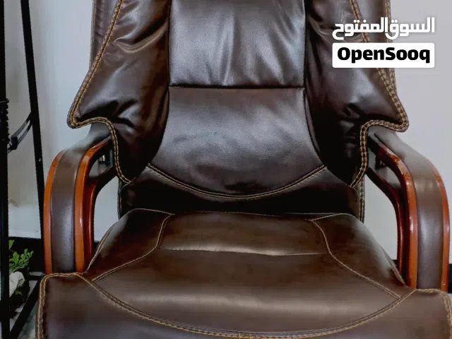 كرسي مكتب دوّار جلدي بني مريح مع مساند خشبية – كرسي مدير / كرسي عمل للمكتب أو المنزل