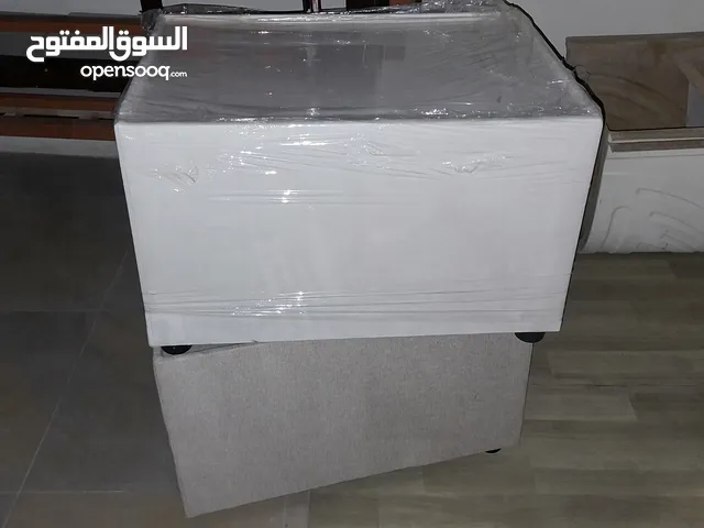 للبيع طاولتين نظاف جدا شبه جديد طاوله لون ابيض وطاوله لون بيج كما هو موضح فالصورة مقاس 80 *50