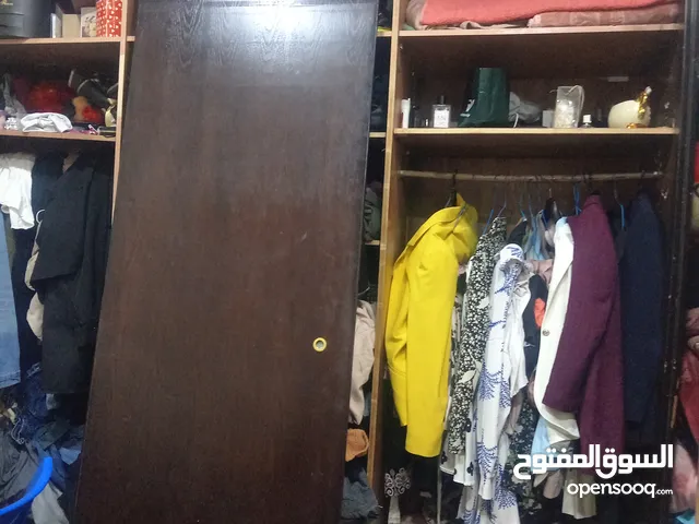 خزانة طابقين للبيع بحاجة لصيانة خفيفه واسعة جدا وع فكره الأبواب موجودين بس احنا فكيناهم للبيع