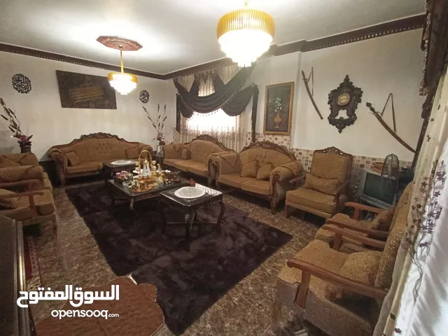 طقمين كنب بحالة ممتازة جدا