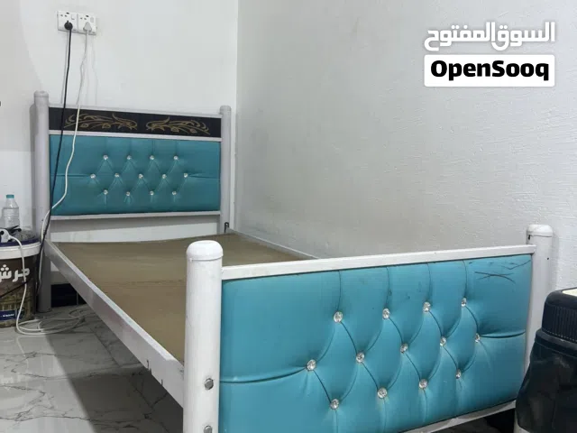 سرير رجالي نسائي نضيف