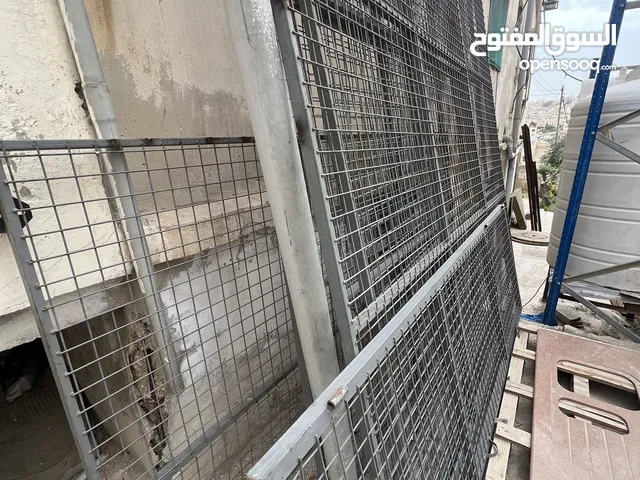 غرفة حديد ما شاء الله نضيفة وما فيها اي عيوب غرفة كاملة مكملة بس بدك حداد يركبلك اياها بتنفع لكلشي..