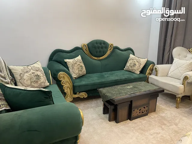 طقم كنب بحالة الجديد مع طاولة وسط و سيرفس عدد 4 الارسال على الواتساب