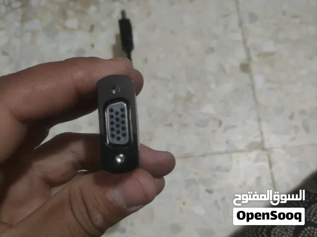 HP DisplayPort to VGA Adapter أسود اللون.  يستخدم لتوصيل أجهزة الكمبيوتر المحمولة أو المكتب