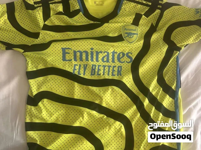 Arsenal 2021/2022 season with bukayo saka on the back number 7 never been worn in mint condition