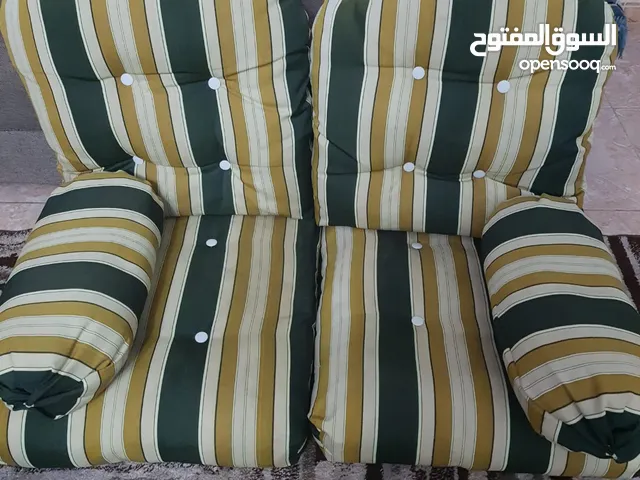 فرش مرجيحة جديد استعمال خفيف جداً (مقعدين)