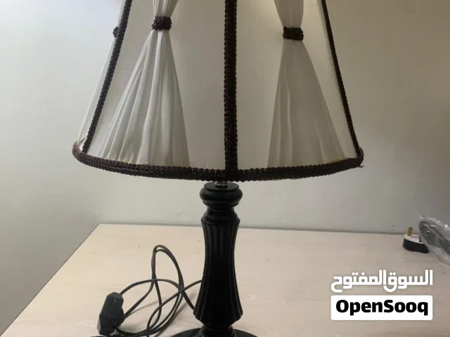 تيبل لامب بتصميم كلاسيكي جميل يضيف لمسة راقية للغرفة