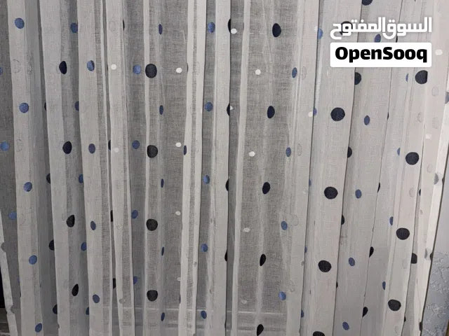 برداي بيضاء منقط ازرق  لشباك مترين متوفر 4 قطع 4متر مع جسرين