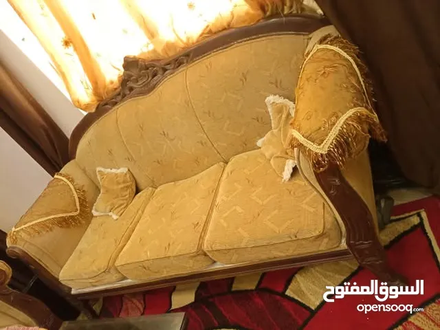 طقم كنب زان مع طاوله نص وبرادي عدد 2 مستعمل نظيف