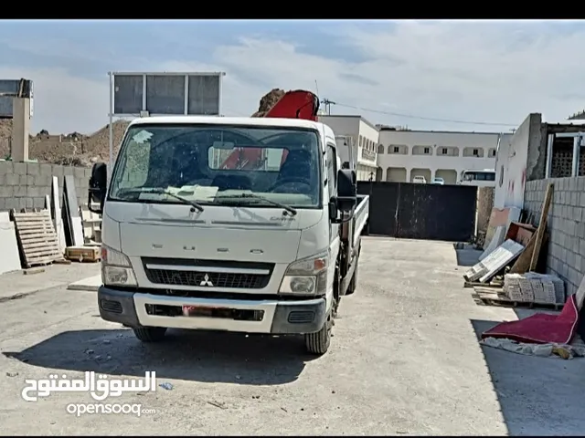شاحنه ميتسوبيشي 3 طن مع رافعه ( هايب) موديل 2017