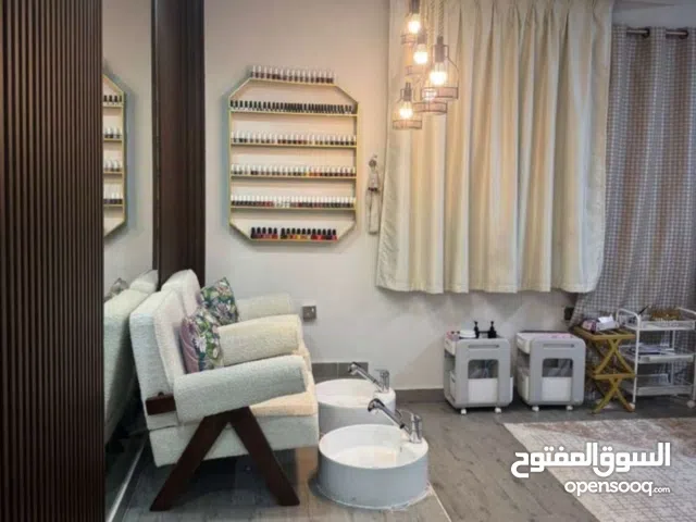 للبيع صالون نسائي فاخر مجهز بالكامل صالون نسائي متكامل وجاهز للعمل فورًا، بموقع مميز
