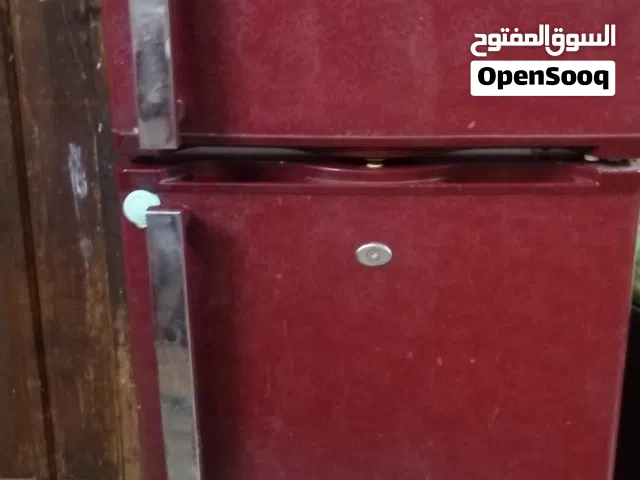 ثلاجه حجم وسط نظيفه