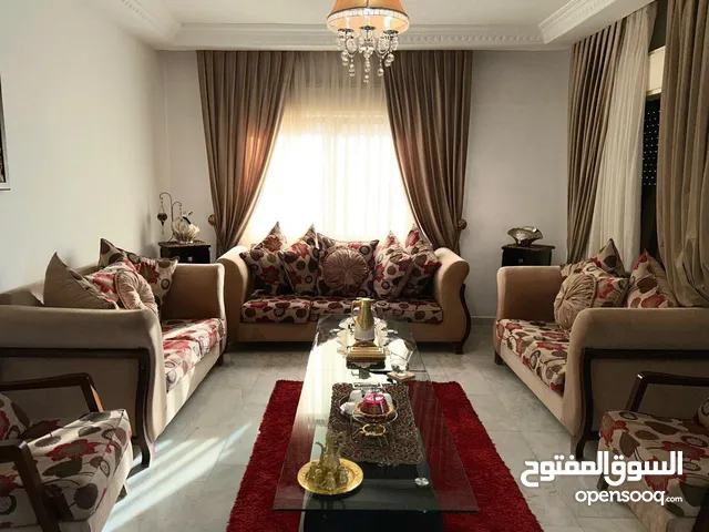 غرفة نوم وسفرة وضيوف