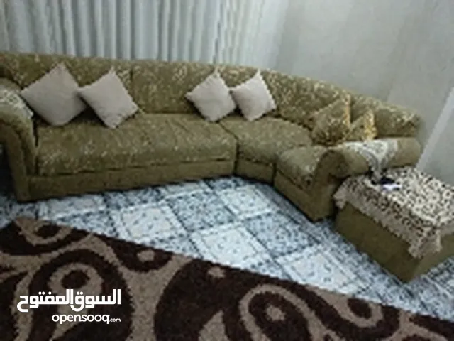 كنب كورنر 9 أو 7 مقاعد مع طاولة عليها قزاز