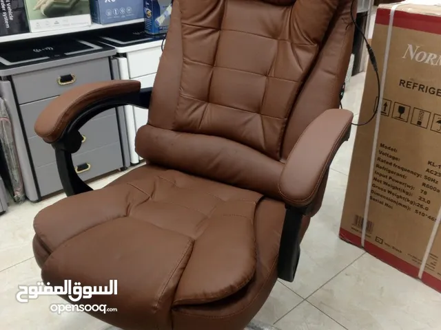 كرسي مكتبي فاخر مع مساج مدمج راحة غير مسبوقة أثناء العمل أو الاسترخاء متوفر باللون الاسود والبني .