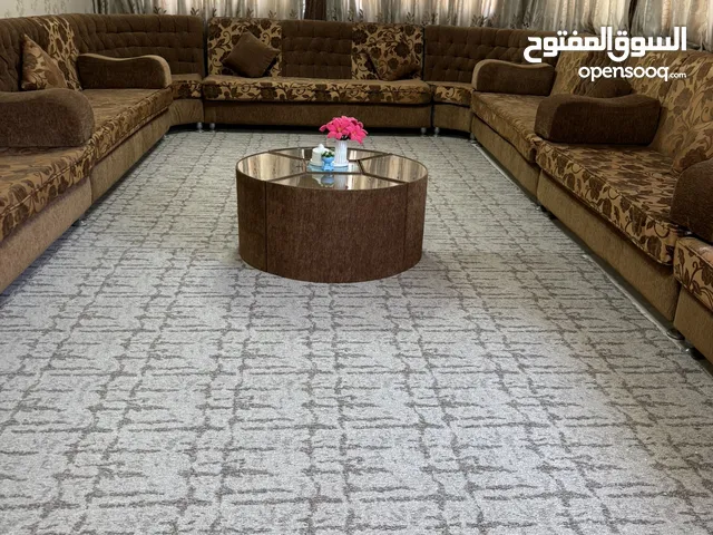 مجلس بحالة جيدة جداً