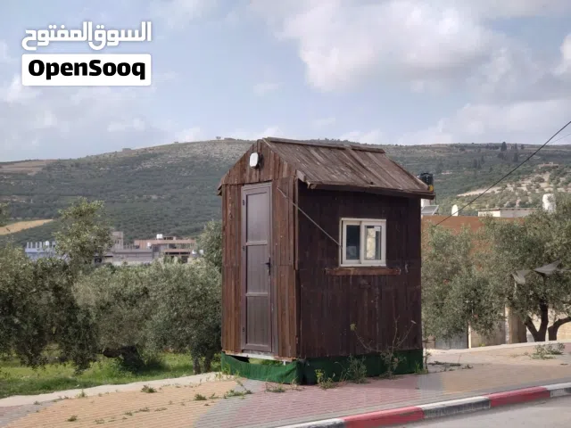 كشك خشب معزول  للبيع مساحة 2*2 متر بحالة ممتازة ومدهون جديد