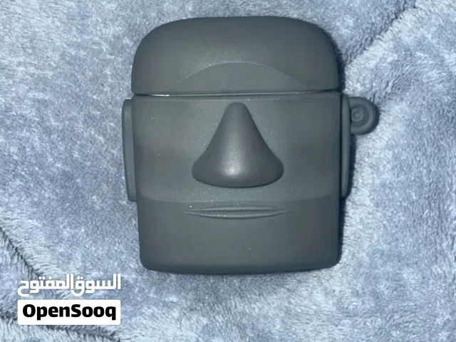 AirPods أصلية للبيع - نظيفة جداً مع كفر "الموآي" المميز