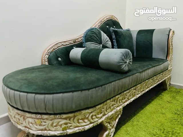 Elegant Green Velvet Chaise Lounge with Ornate Carved Frame – Excellent Condition