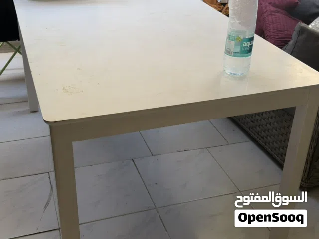 طاولة طعام كبيرة بيضاء