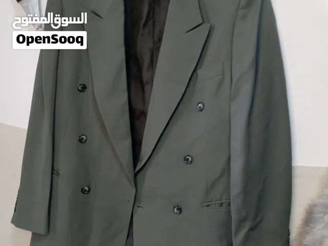 أناقة إيطالية بقوة ألمانية: بليزر "Double-Breasted" الزيتوني