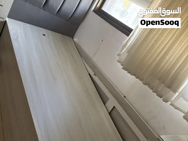 سرير مفرد وطاولة وسطيه