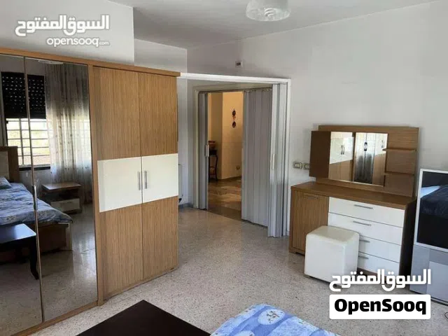 شقة مفروشة فرش فاخر تبعد عن جامعة اليرموك 300 متر في ارقى مناطق اربد تقع فوق دوار القبة شارع طرابلس