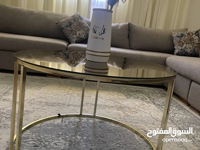 طاولة صالون باللون الذهبي الفاخر الانيق والسطح زجاجي